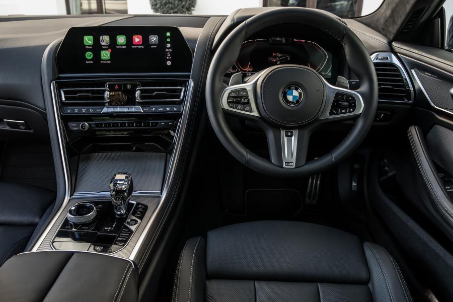 Панель приборов BMW M850i xDrive Carbon Package (G15) 2018 года  (UK) (фото 39 из 40)